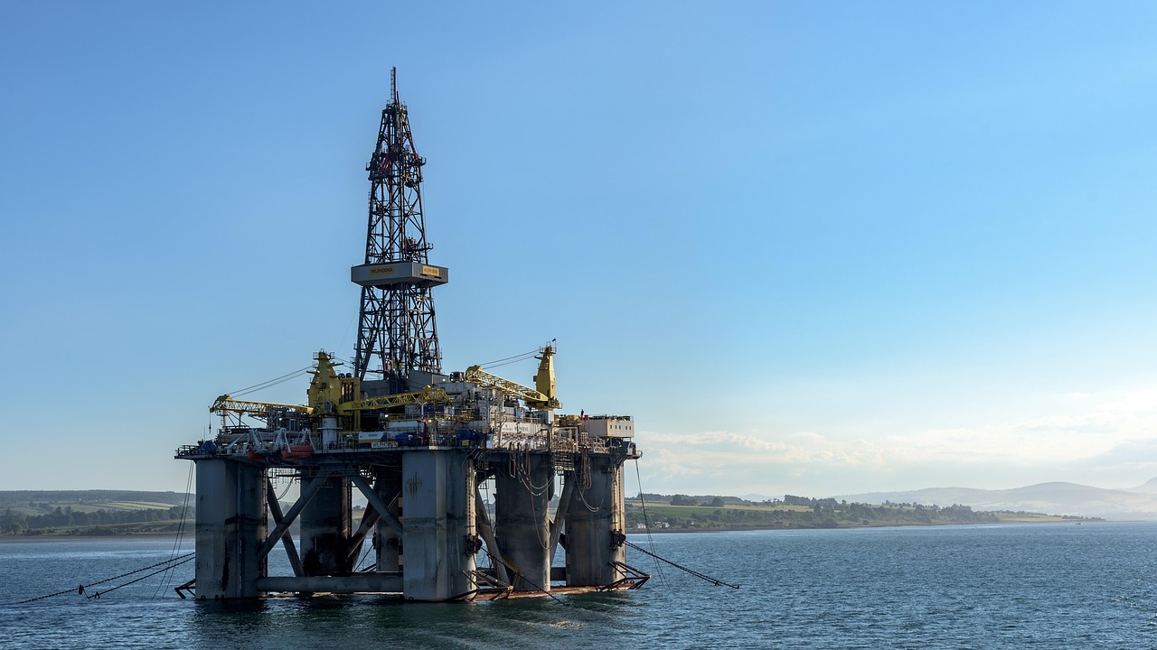 Preços do Petróleo Disparam no Início da Semana Impulsionados por Tarifas